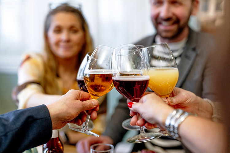 Skåla med god dryck på Långholmens Wärdshus