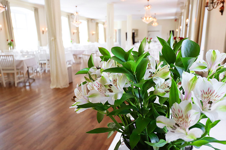 Blommor i festlokalen på Långholmen