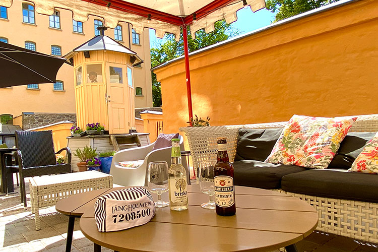 Sittplatser ute i Rastgården på Långholmen Hotell