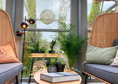 Sittgrupp i glasgången på Långholmen