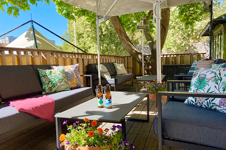 Uteservering i parken på Långholmens Wärdshus